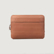 
The Baxter Brown Leather Laptop Sleeve For Men & Women - Widok z boku z ergonomicznym krojem rękawa