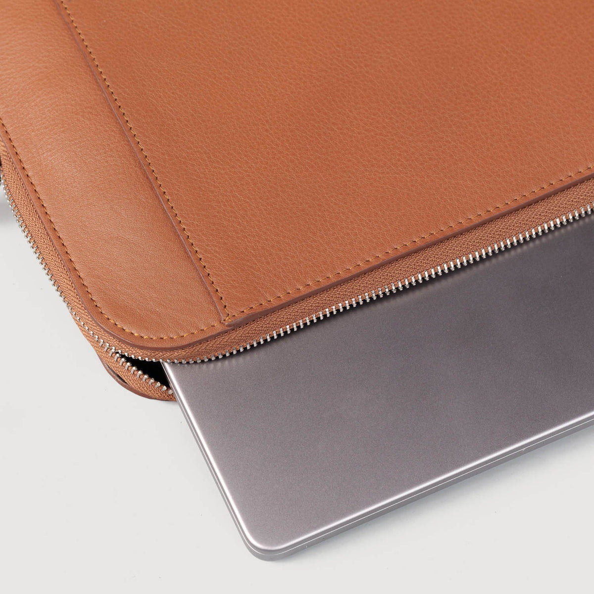 
Szczegółowe zbliżenie of Classic Collar & Heavy-Duty Zipper Hardware on The Baxter Brown Leather Laptop Sleeve For Men & Women