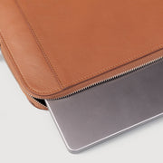 
Szczegółowe zbliżenie of Classic Collar & Heavy-Duty Zipper Hardware on The Baxter Brown Leather Laptop Sleeve For Men & Women