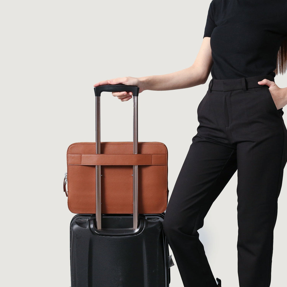 
Zdjęcie na sylwetce:  The Baxter Brown Leather Laptop Sleeve For Men & Women na modelu w naturalnym świetle dziennym