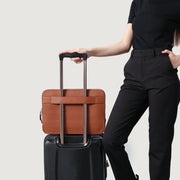 
Zdjęcie na sylwetce:  The Baxter Brown Leather Laptop Sleeve For Men & Women na modelu w naturalnym świetle dziennym