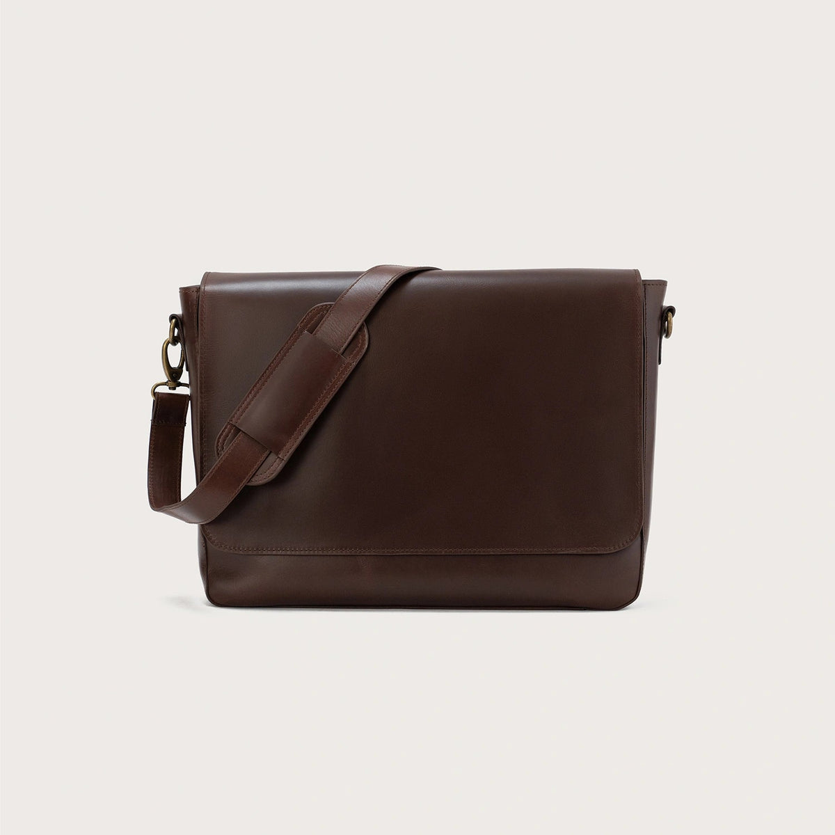 
The Carismatico Vintage Brown Leather Messenger Bag For Men & Women in Vintage Brown Full-Grain Leather - Full Exterior Widok z przodu i dopasowana sylwetka | Kup online w oficjalnym sklepie