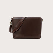 
The Carismatico Vintage Brown Leather Messenger Bag For Men & Women in Vintage Brown Full-Grain Leather - Full Exterior Widok z przodu i dopasowana sylwetka | Kup online w oficjalnym sklepie