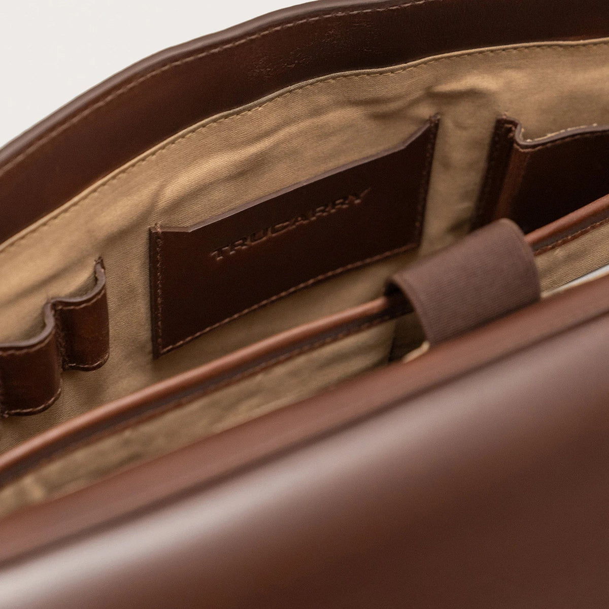 
Widok podszewki Showing Dedicated Padded Laptop Sleeve & Multi-Compartment Organization