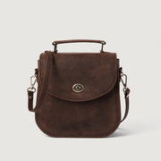 
The Sandra Vintage Distressed Brown Leather Saddle Bag For Women in Distressed Brown Full-Grain Leather - Full Exterior Widok z przodu i dopasowana sylwetka | Kup online w oficjalnym sklepie