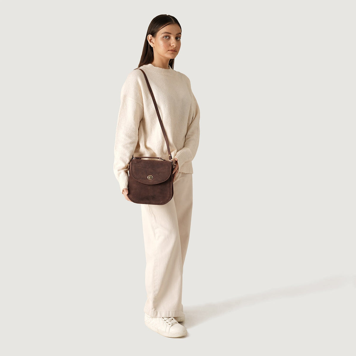 
Distressed Brown Full-Grain leather Bag - Widok z tyłu ze wzmocnionymi skórzanymi pasami