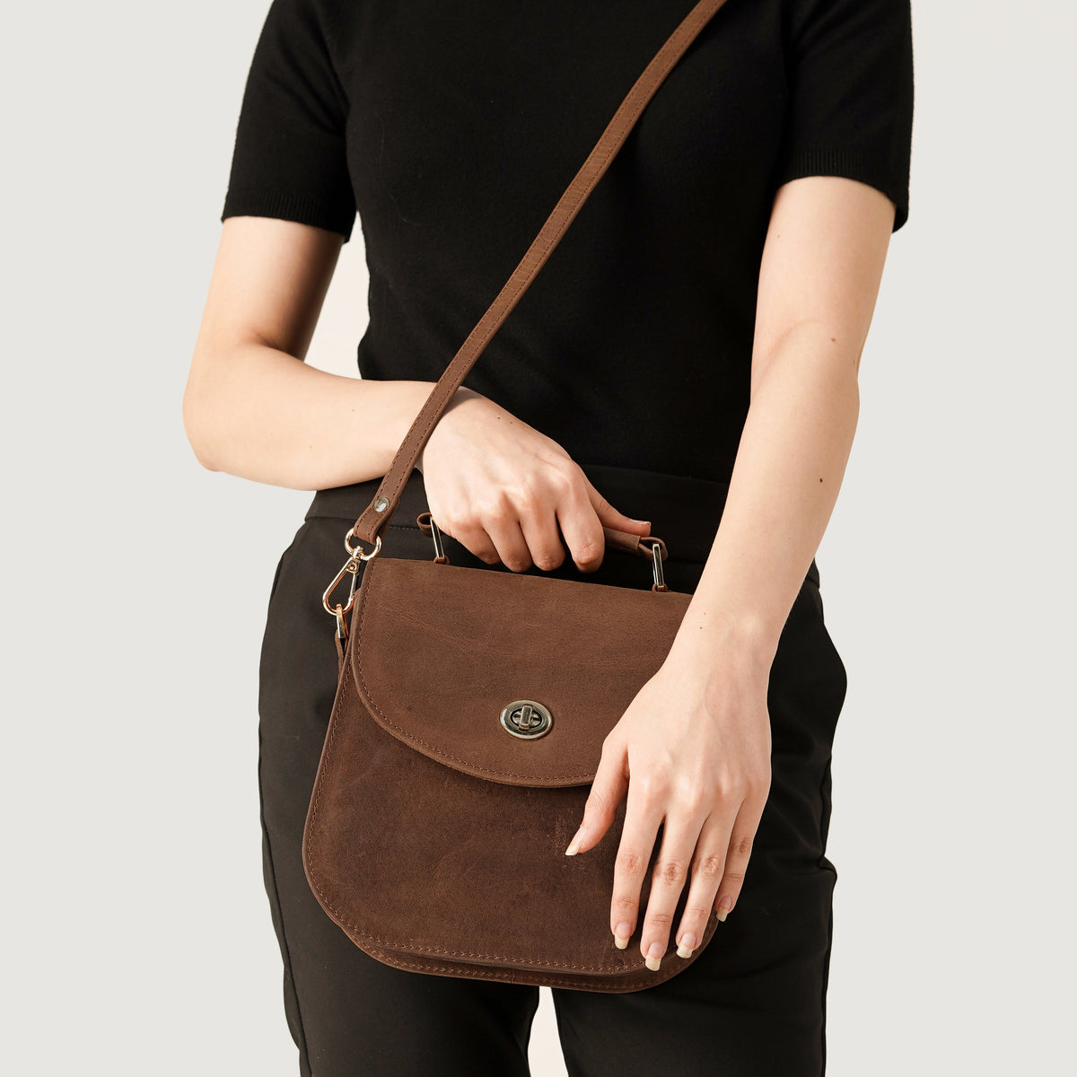 
Solid Antique Brass Hardware & Heavy-Duty Dual Zipper Detail on The Sandra Vintage Jasnobrązowy Leather Saddle Bag For Women