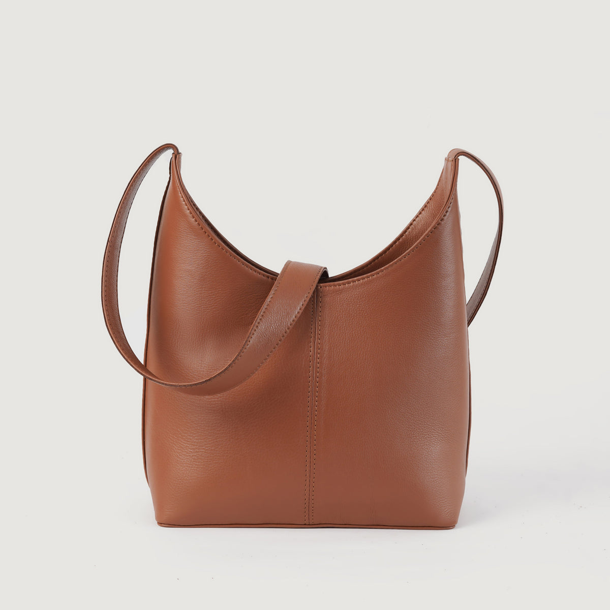 
The Stefani Brown Leather Hobo Bag For Women in Brown Full-Grain Leather - Widok z przodu i dopasowana sylwetka | Kup online w oficjalnym sklepie