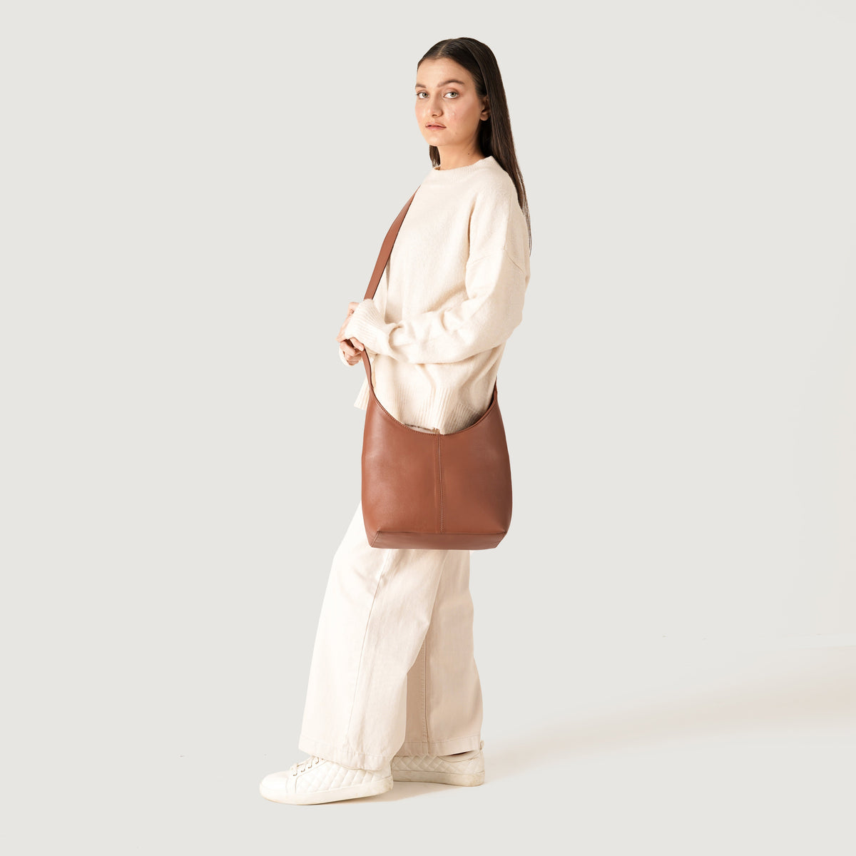 
Brown Full-Grain leather Goods - Widok z tyłu z dopasowanymi ramionami i czystym dołem