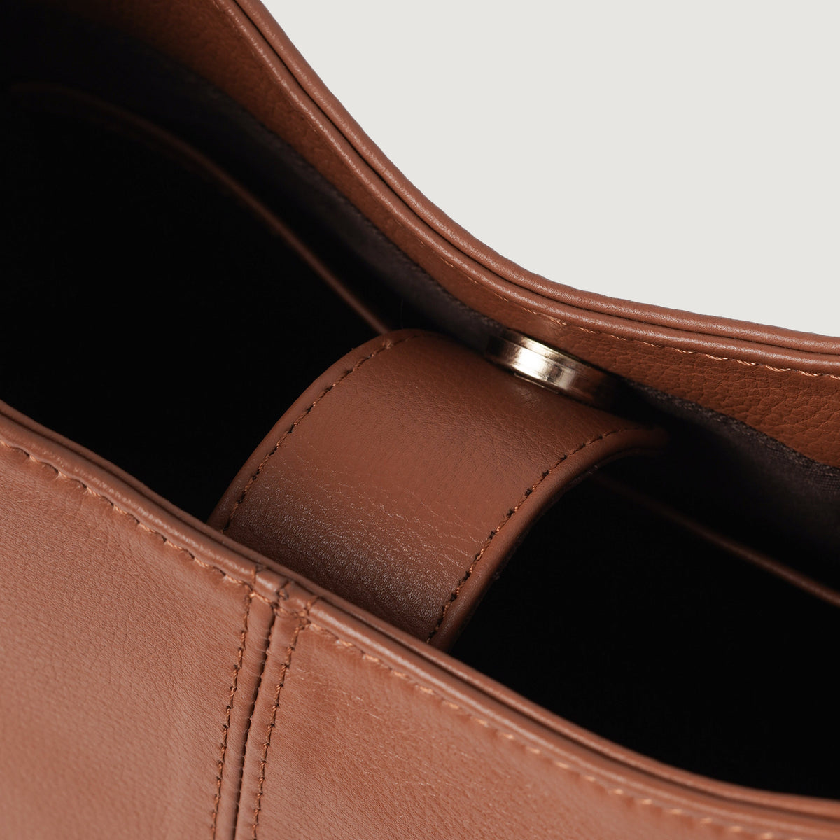 
Zdjęcie na sylwetce:  The Stefani Brown Leather Hobo Bag For Women na modelu w naturalnym świetle dziennym