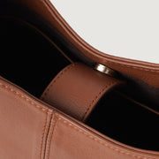 
Zdjęcie na sylwetce:  The Stefani Brown Leather Hobo Bag For Women na modelu w naturalnym świetle dziennym