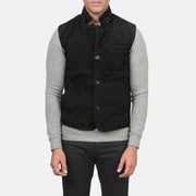 Close-Up Detail of Notch with removable throat latch &amp; Button Hardware on Men's Tony Czarna Suede Vest Męska