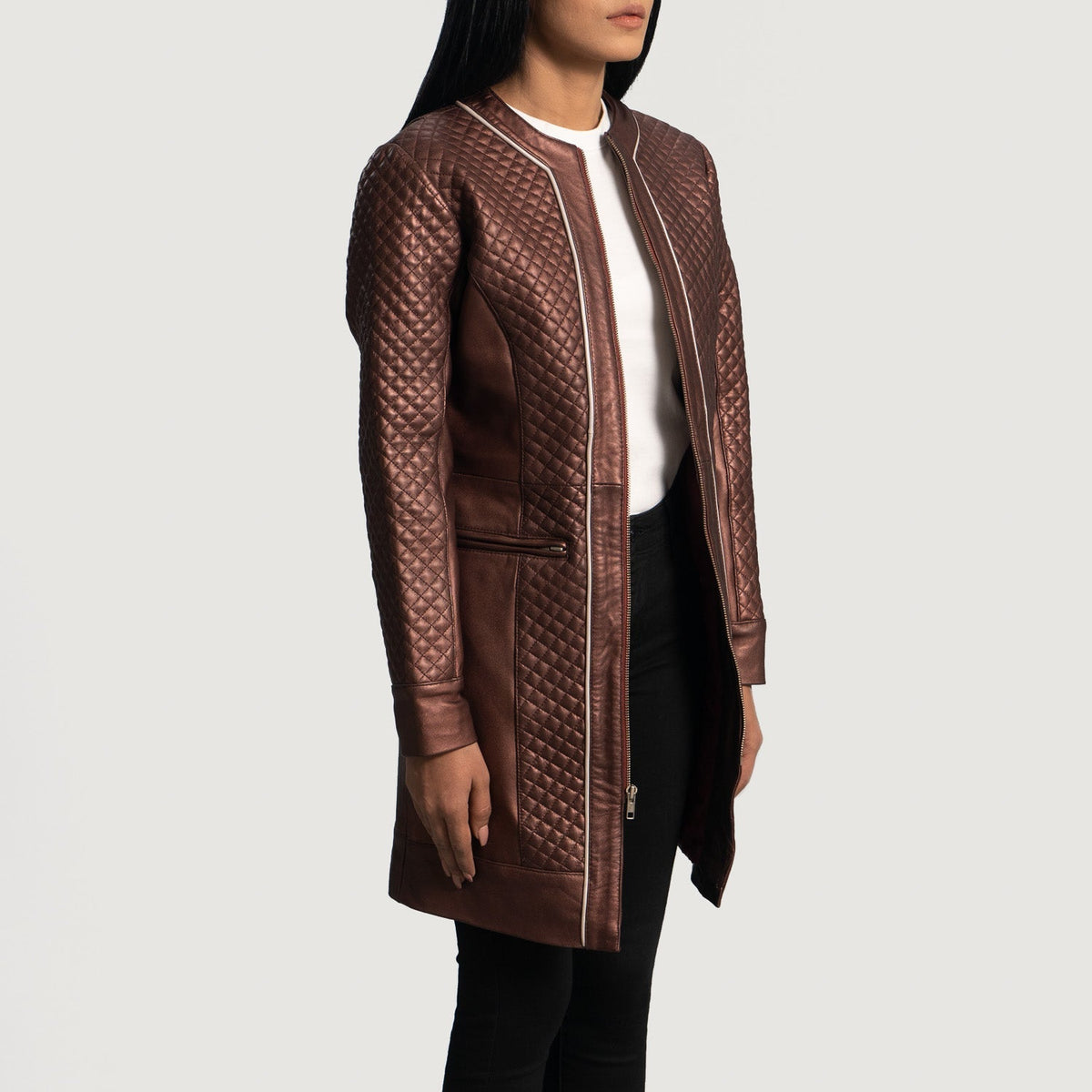 
Maroon Sheepskin leather Coat - Widok z tyłu z dopasowanymi ramionami i czystym dołem