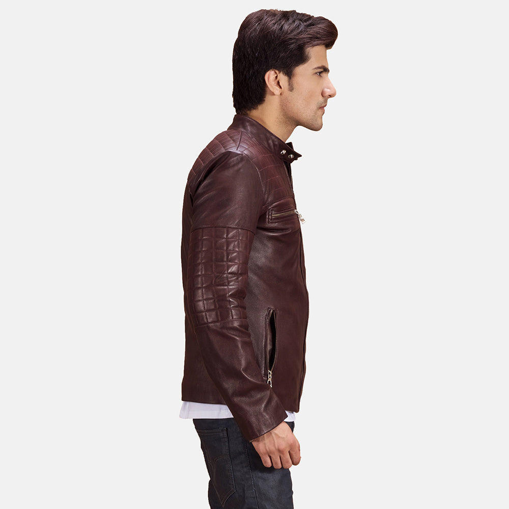 
Maroon Sheepskin Leather Biker Jacket - Widok z tyłu z dopasowanymi ramionami i czystym dołem