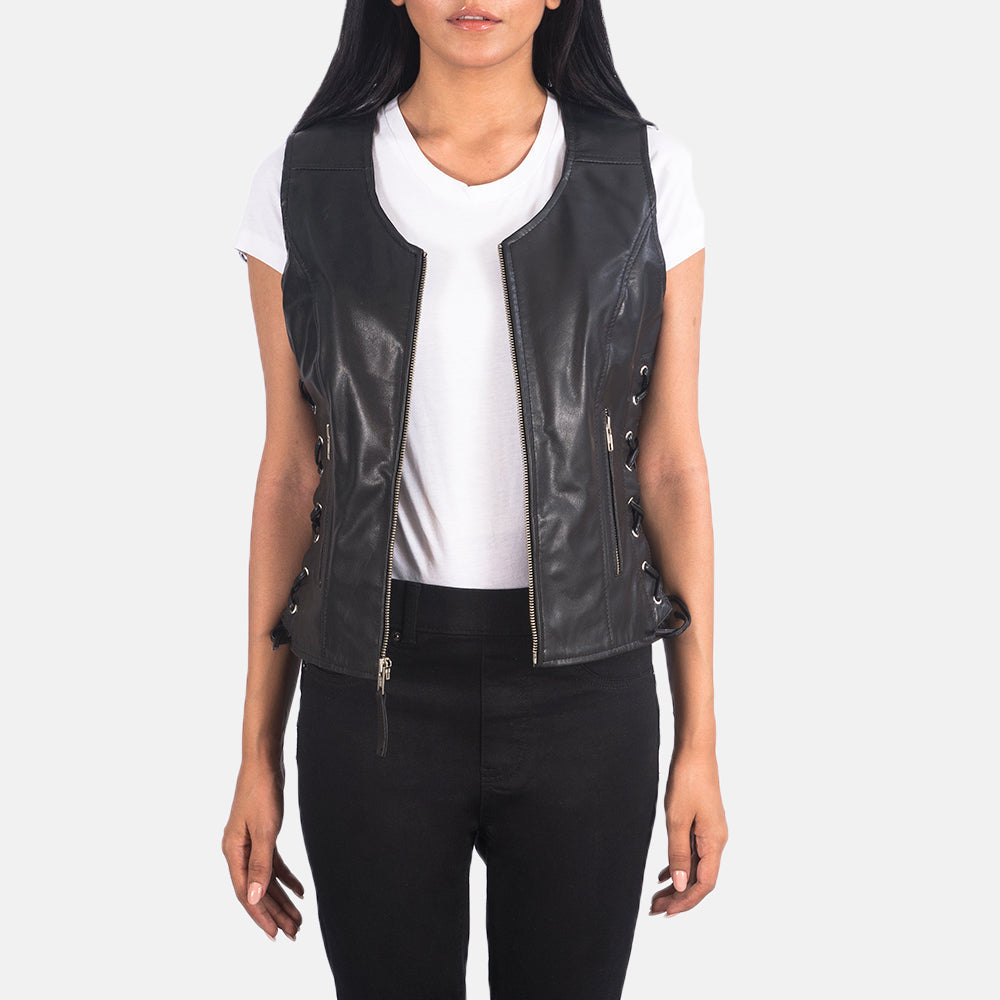 
Vanda Czarny Leather Biker Vest Damska in Black Goatskin Leather - Widok z przodu i dopasowana sylwetka | Kup online w oficjalnym sklepie