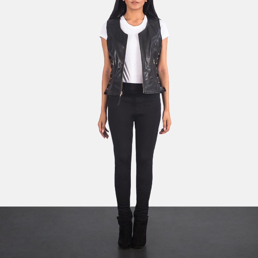 
Vanda Czarny Leather Biker Vest Damska - Widok z boku z ergonomicznym krojem rękawa