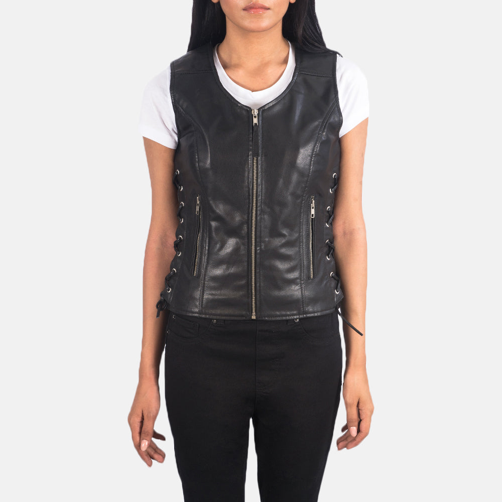 
Szczegółowe zbliżenie of V-neck & Zipper Hardware on Vanda Czarny Leather Biker Vest Damska