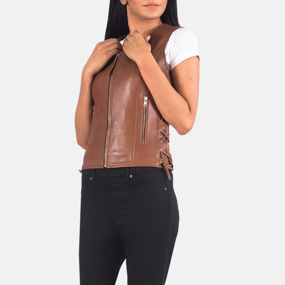 Close-Up Detail of V-neck &amp; Zipper Hardware on Women's Vanda Brązowa Leather Biker Vest Damska