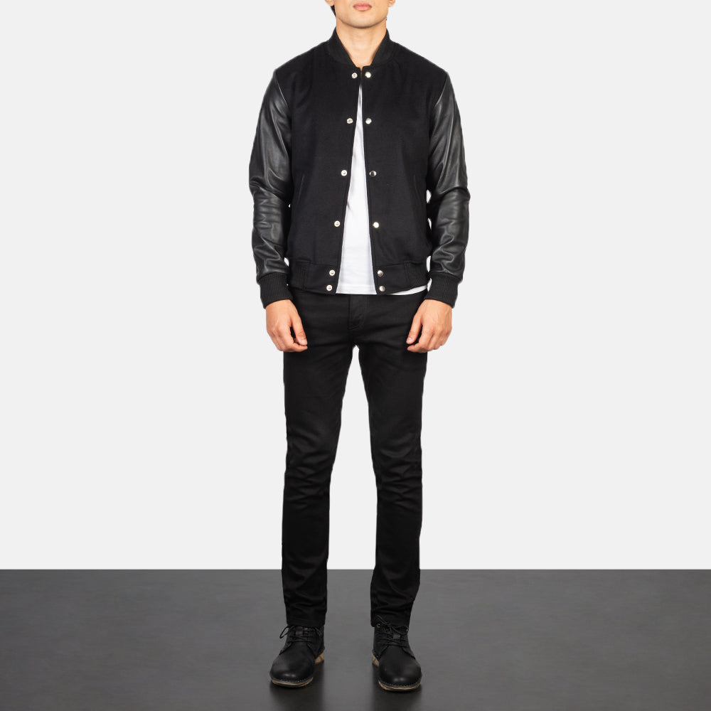 Men's Vaxton Czarna Hybrid Varsity Kurtka Skórzana Męska - Lateral Side Profile View Showing Sleeve Cut &amp; Athletic Taper Fit