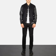 Men's Vaxton Czarna Hybrid Varsity Kurtka Skórzana Męska - Lateral Side Profile View Showing Sleeve Cut &amp; Athletic Taper Fit