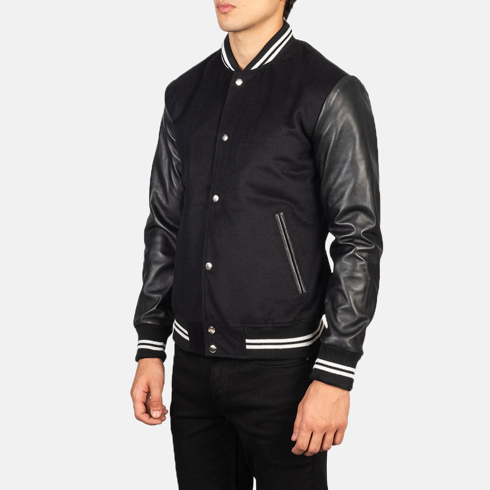
Black Sheepskin Leather Varsity Jacket - Widok z tyłu z dopasowanymi ramionami i czystym dołem