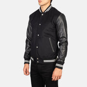 
Black Sheepskin Leather Varsity Jacket - Widok z tyłu z dopasowanymi ramionami i czystym dołem