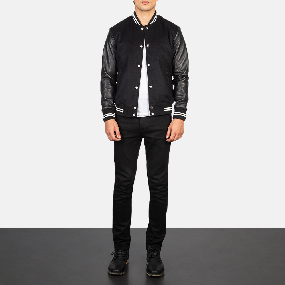 
Vaxton Czarny Striped Hybrid Varsity Kurtka Skórzana Męska - Widok z boku z ergonomicznym krojem rękawa