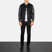 
Vaxton Czarny Striped Hybrid Varsity Kurtka Skórzana Męska - Widok z boku z ergonomicznym krojem rękawa
