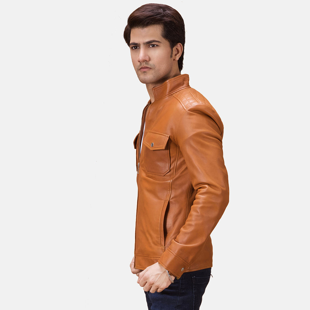 
Tan Brown Sheepskin Leather Biker Jacket - Widok z tyłu z dopasowanymi ramionami i czystym dołem