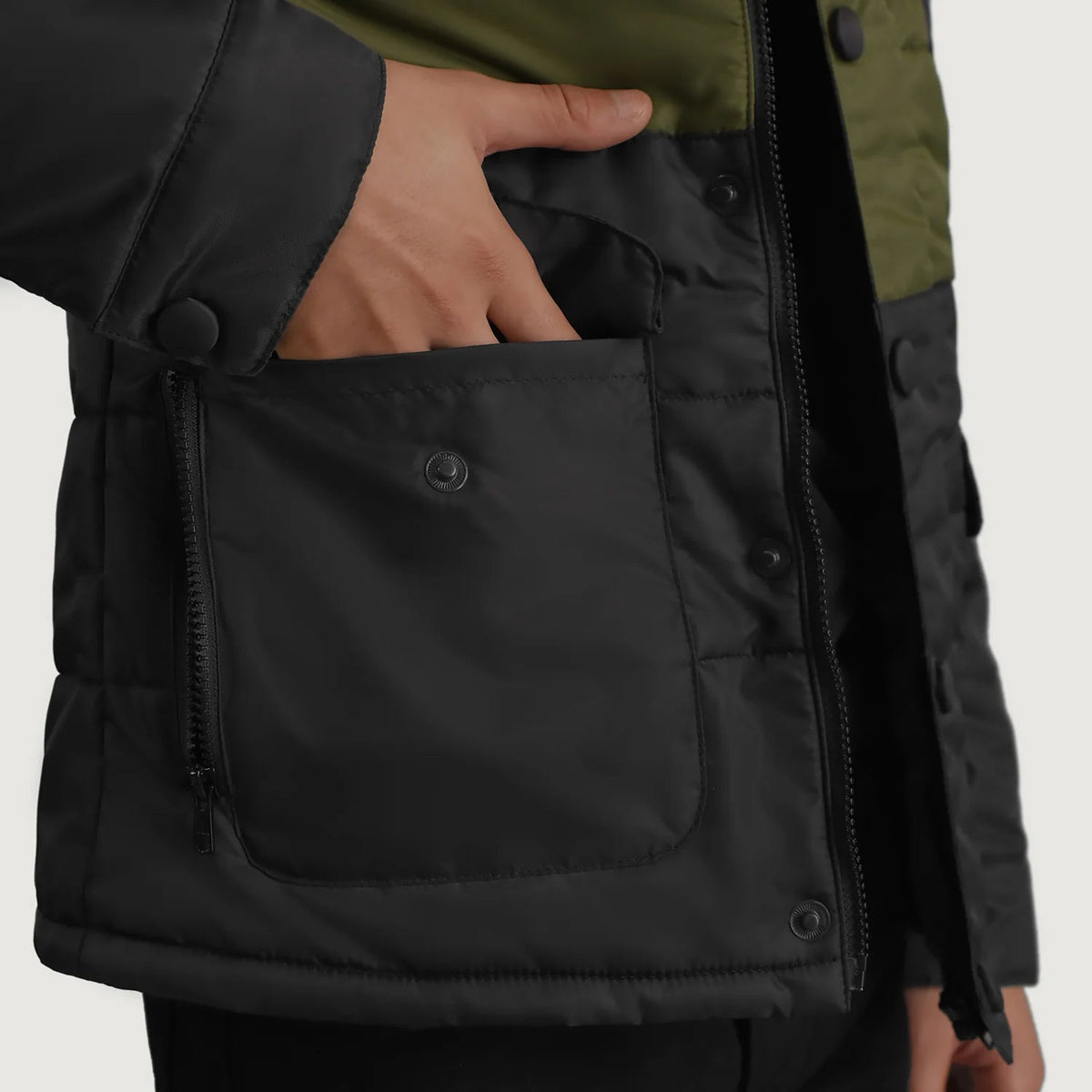 
Widok podszewki Showing Quilted Viscose Lining & Dwie funkcjonalne kieszenie wewnętrzne