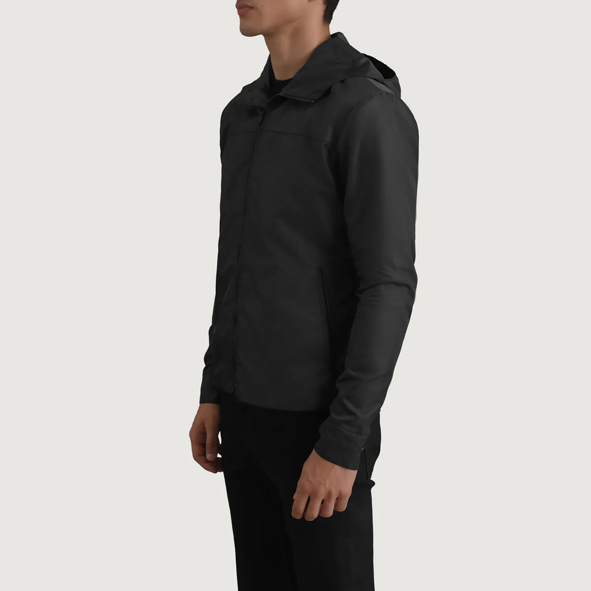 
Black Full-Grain Leather Hooded Jacket - Widok z tyłu z dopasowanymi ramionami i czystym dołem