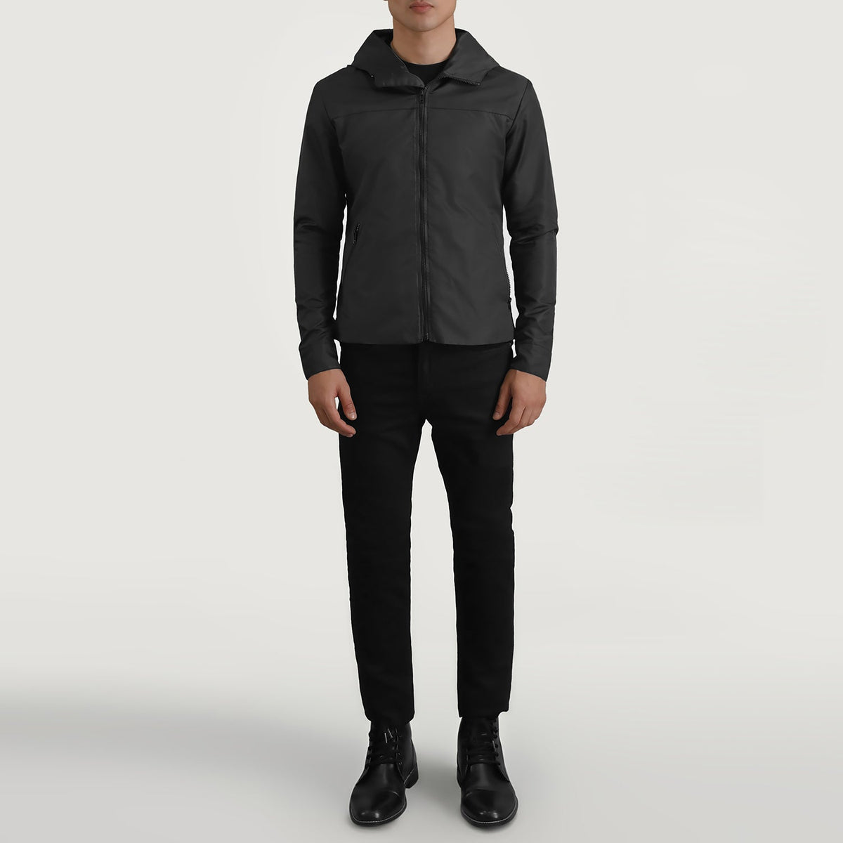 
Wesley Czarny Hooded Windbreaker Kurtka Skórzana Męska - Widok z boku z ergonomicznym krojem rękawa