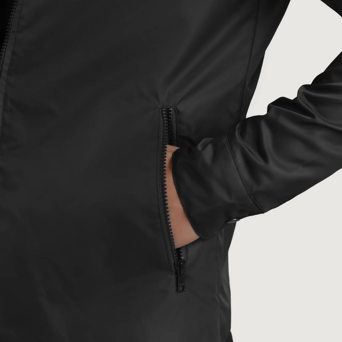 
Widok podszewki Showing Quilted Viscose Lining & Dwie funkcjonalne kieszenie wewnętrzne
