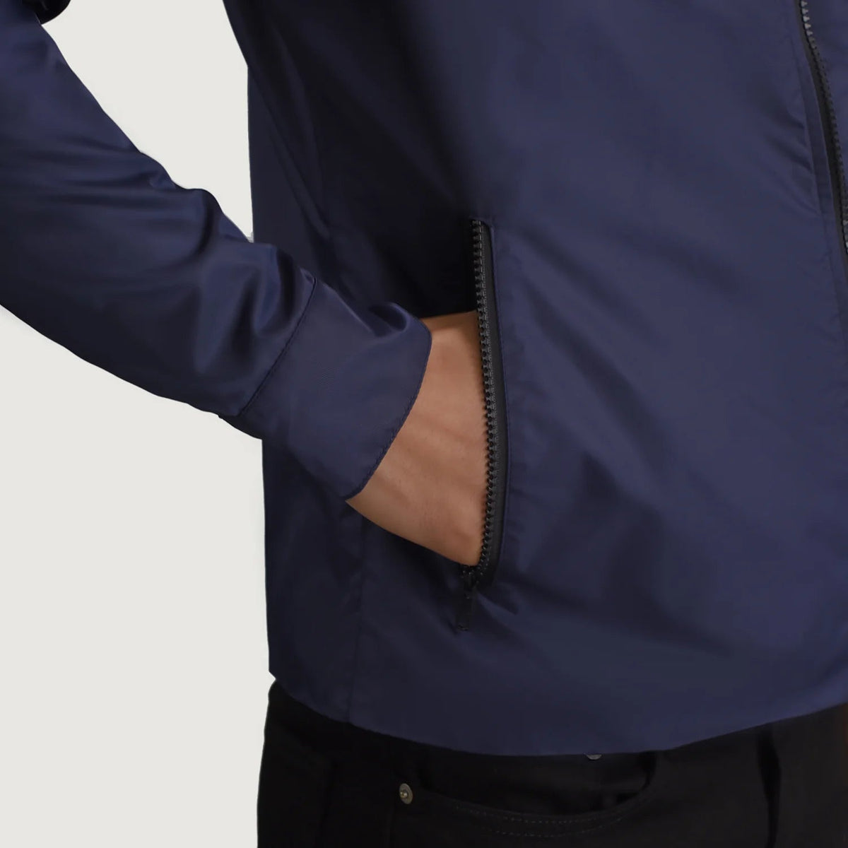 
Widok podszewki Showing Quilted Viscose Lining & Dwie funkcjonalne kieszenie wewnętrzne