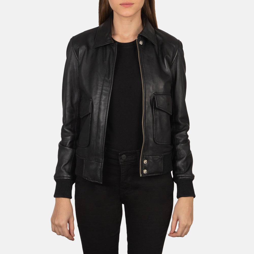 
Westa A-2 Black Leather Bomber Jacket in Black Sheepskin Leather - Widok z przodu i dopasowana sylwetka | Kup online w oficjalnym sklepie