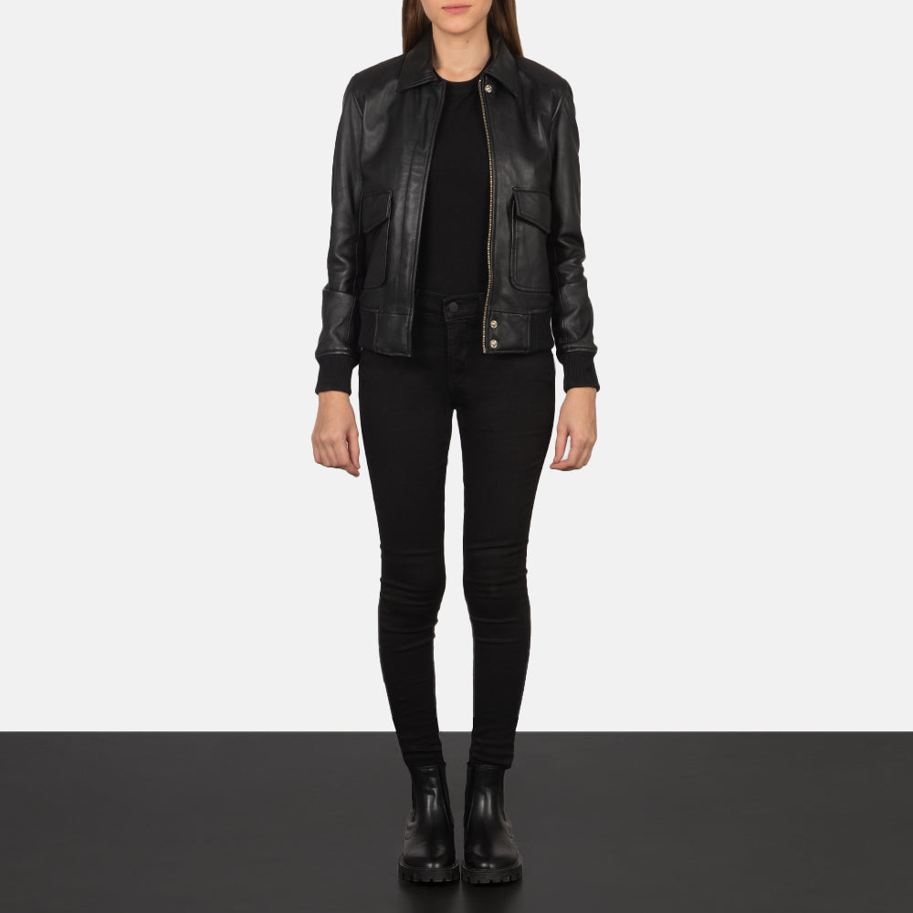 
Westa A-2 Black Leather Bomber Jacket - Widok z boku z ergonomicznym krojem rękawa