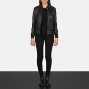 
Westa A-2 Black Leather Bomber Jacket - Widok z boku z ergonomicznym krojem rękawa