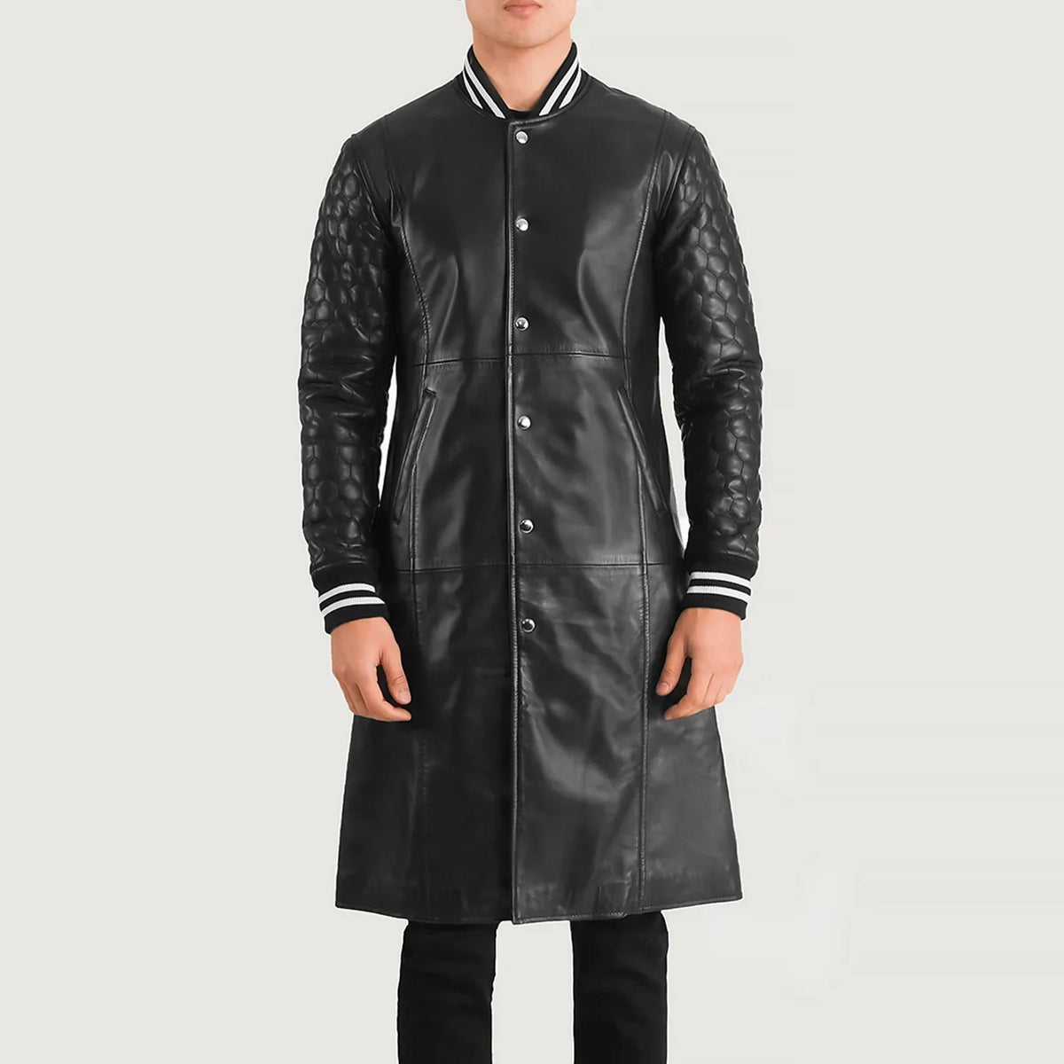 Close-Up Detail of Varsity collar &amp; Snap Button button Hardware on Wilde Czarna Leather Varsity Skórzany Płaszcz Męska