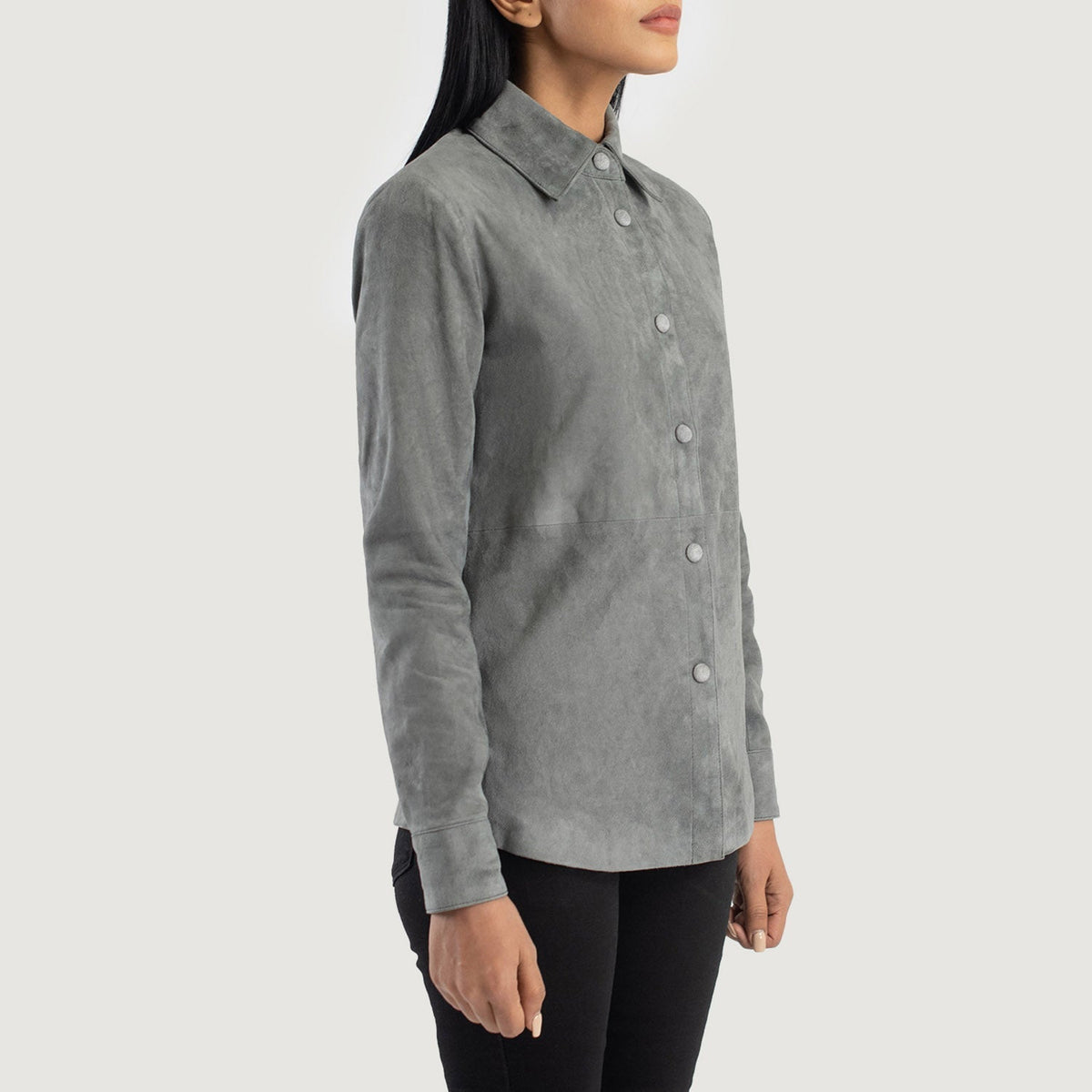 
Zdjęcie na sylwetce:  Zenith Beige Leather Shirt Jacket na modelu w naturalnym świetle dziennym