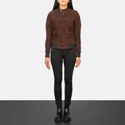 
Zenna Mocha Suede Bomber Jacket - Widok z boku z ergonomicznym krojem rękawa