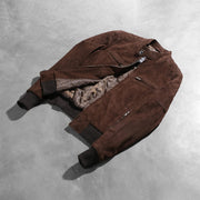 
Zdjęcie na sylwetce:  Zenna Mocha Suede Bomber Jacket na modelu w naturalnym świetle dziennym